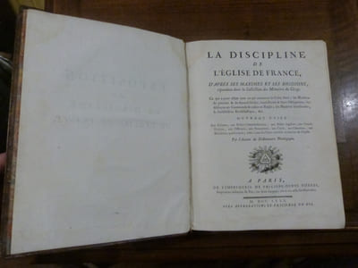 La Discipline de l'Eglise de France, d'après ses maxime et ses décisions, répandues dans la Collection des Mémoires du Clergé. Ce qui a pour objet tout ce qui concerne le culte divin; les ministres du premier & du second ordre, leurs droits & leurs obligations; les Abbayes en commande & celles en Règle; les Matières bénéficiales, la jurisdiction Ecclésiastique,... Ouvrages utile, Aux évêques, aux prélats commendataires, aux abbés réguliers, aux grands vicaires, aux officiaux, aux promoteurs aux curés, aux chanoines, aux bénéficiers quelconques, enfin à tous les sujets attachés au service de l'Eglise.

