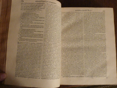 In Quatuor Libros Institutionum Imperialum Commentarius Academicus et Forensis.. Arnoldi Vinnii, J. C