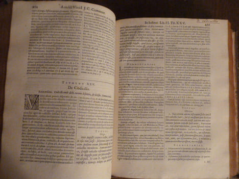 In Quatuor Libros Institutionum Imperialum Commentarius Academicus et Forensis.. Arnoldi Vinnii, J. C