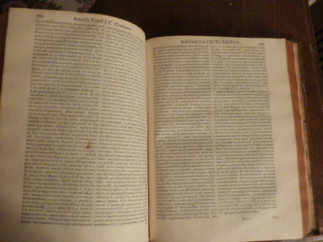 In Quatuor Libros Institutionum Imperialum Commentarius Academicus et Forensis.. Arnoldi Vinnii, J. C