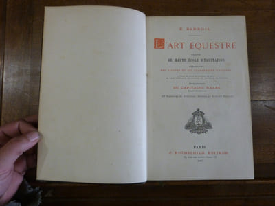 L'Art Equestre, Traité de haute école d'équitation, . Iconographie des allures et des changements d'allures à l'usage des écoles de cavalerie, des haras, des écoles vétérinaires, des sportsmen, des peintres et des sculpteur. Introduction du capitaine Raabe.
