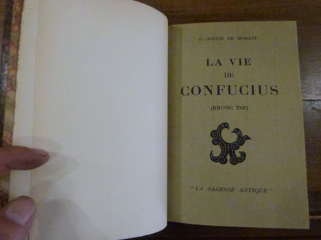 La vie de Confucius avec relié à la suite : Les Préceptes de Confucius.
. Soulier de Morant, Georges