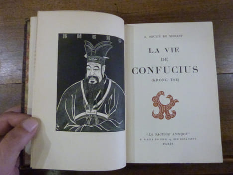 La vie de Confucius avec relié à la suite : Les Préceptes de Confucius.
. Soulier de Morant, Georges