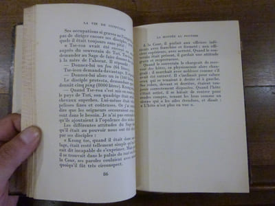 La vie de Confucius avec relié à la suite : Les Préceptes de Confucius.