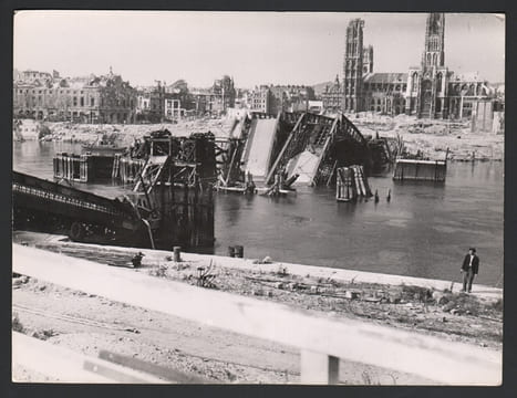PHOTOGRAPHIES DE PRESSE et de PARTICULIERS RELATIVES AUX BOMBARDEMENTS ALLIES DE ROUEN durant l’été 1944. Collectif et JOURNAL LE PETIT NORMAND ...