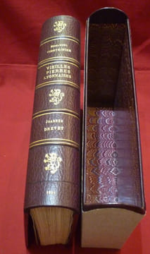 Vieilles Pierres Lyonnaises. Illustré de 5 Eaux-Fortes et de 350 Dessins dont 25 hors texte par Joannès Drevet.. VINGTRINIER, Emmanuel - DREVET, ...