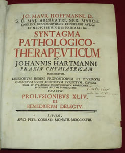 Syntagma Pathologico-Therapeuticum ad Johannis Hartmanni Praxin Chymiatricam concinnatum. Morborum ibidem propositorum et plurimum omissorum nunc additorum subjectum, causas signa et curationem probatissimorum remediorum accessione auctam complectens una cum Prolusionibus XLIV de Remediorum Delectu.