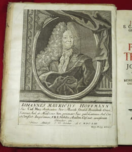 Syntagma Pathologico-Therapeuticum ad Johannis Hartmanni Praxin Chymiatricam concinnatum. Morborum ibidem propositorum et plurimum omissorum nunc additorum subjectum, causas signa et curationem probatissimorum remediorum accessione auctam complectens una cum Prolusionibus XLIV de Remediorum Delectu.