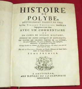 Histoire de Polybe, Nouvellement traduit du grec par Dom Vincent THUILLIER, Bénédictin de la Congrégation de Saint Maur. Avec un Commentaire ou Un corps de Science Militaire, Enrichi, de Notes Critiques et Historiques, ou Toutes les Grandes Parties de la Guerre, soit par l'Offensive, soit par la Défensive, sont expliquées, démontrées, & représentées en Figures. Ouvrage très-utile non seulement aux Officiers Généraux, mais même à tous ceux qui suivent le parti des armes. Par M. De Folard, Chevalier de l'Ordre militaire de Saint Louis, Mestre de Camp d'Infanterie (6 volumes, 122/123 planches et 3 cartes).