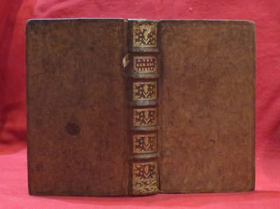 Projet de la Bulle de Paul V. Contre la Doctrine de Molina et des Jésuites. Sur la Grace & le Libre Arbitre : Dressée sur son ordre, à la fin des Congrégations de Auxiliis en 1607, 45 pages -/ Motifs pressants et déterminants, Qui oblige en conscience, Les Deux Puissances, Ecclésiastique & Séculière, à Anéantir la Société des Jésuites, 108 pages, -/Authenticité des pièces du Proces-Criminel, de Religion et d'Etat, qui s'instruit contre les Jésuites depuis deux cens ans ; Demontrée contre un Libelle intitulé, ADDITION. Aux motitfs pressants & déterminans, qui obligent en conscience les deux Puissances, Ecclésiastique & Séculière, à anéantir le Société des Jésuites, 124 pages, -/ Avis Aux Evêques assemblés à Paris en Décembre 1761, au sujet des Jésuites, 21-56 pages, -/ Lettre à M*** Dans laquelle on rapporte le jugement que portoient sur les Jésuites trois grands Evêques de France du dernier siècle : M. le Cardinal Le Camus, Evêque de Grenoble ; M. Le Tellier, Archevêque de Rheims ; & M. Bossuet, Evêque de Meaux ; auxquels on ajoute M. le Cardinal de Bérule, Fondateur & Général de la Congrégation de l'Oratoire de France, pour servir de premiere suite du Livre intitulé : Jugement porté, &ct., 55 pages, -/ Mémoire sur un Projet au sujet de Jésuites, 120 pages, -/ Lettre d'un Théologien François à un Théologien des Pays-Bas, sur l'état présent des Jésuites, 24 pages.