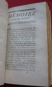 Projet de la Bulle de Paul V. Contre la Doctrine de Molina et des Jésuites. Sur la Grace & le Libre Arbitre : Dressée sur son ordre, à la fin des Congrégations de Auxiliis en 1607, 45 pages -/ Motifs pressants et déterminants, Qui oblige en conscience, Les Deux Puissances, Ecclésiastique & Séculière, à Anéantir la Société des Jésuites, 108 pages, -/Authenticité des pièces du Proces-Criminel, de Religion et d'Etat, qui s'instruit contre les Jésuites depuis deux cens ans ; Demontrée contre un Libelle intitulé, ADDITION. Aux motitfs pressants & déterminans, qui obligent en conscience les deux Puissances, Ecclésiastique & Séculière, à anéantir le Société des Jésuites, 124 pages, -/ Avis Aux Evêques assemblés à Paris en Décembre 1761, au sujet des Jésuites, 21-56 pages, -/ Lettre à M*** Dans laquelle on rapporte le jugement que portoient sur les Jésuites trois grands Evêques de France du dernier siècle : M. le Cardinal Le Camus, Evêque de Grenoble ; M. Le Tellier, Archevêque de Rheims ; & M. Bossuet, Evêque de Meaux ; auxquels on ajoute M. le Cardinal de Bérule, Fondateur & Général de la Congrégation de l'Oratoire de France, pour servir de premiere suite du Livre intitulé : Jugement porté, &ct., 55 pages, -/ Mémoire sur un Projet au sujet de Jésuites, 120 pages, -/ Lettre d'un Théologien François à un Théologien des Pays-Bas, sur l'état présent des Jésuites, 24 pages.