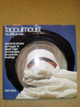 Tagoulmoust, "les gens du voile" : recueil de photos du Hoggar et Tassili N'Aijer, accompagné de poèmes touaregs.. SEBE Alain