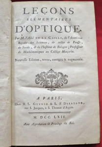 Leçons Elémentaires d'Optique. Par M. l'Abbé DE LA CAILLE, de l'Académie Royale des Sciences, de celles de Prusse, de Suede, & de l'Institut de  Bologne ; Professeur de Mathématiques au Collège Mazarin. Nouvelle Edition, revue, corrigée et augmentée. 