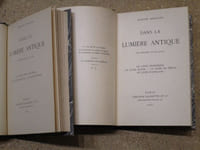 Dans la lumière antique : les épisodes, première et seconde partie (Le livre Géorgique, Le livre marin, Le livre de Vénus, Le livre d'Apollon, Le livre des sagesses, Le livre de Clio, Luctus Matris). 2 volumes.
