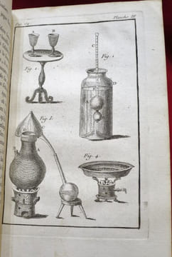 Chymie (chime) du Gout et de l'Odorat, ou Principes Pour composer facilement, & à peu de frais, les Liqueurs à boire, & les Eaux de senteurs. Avec ...