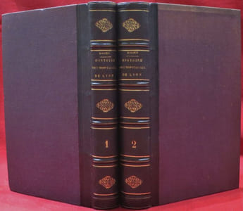 Histoire chronologique de l'Hopital général et grand Hôtel-Dieu de Lyon, depuis sa fondation, mêlée de faits historiques concernant l'aumone générale et la ville de Lyon. Par M. Et. DACIER, Ancien Magistrat, Avocat à la Cour Royale de Lyon, et Conservateur des Archives du Grand Hôtel-Dieu de la même Ville (2 volumes).