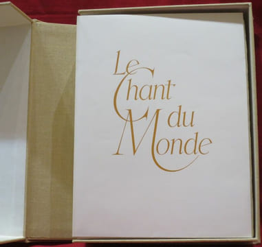 Le Chant du Monde. Raymond Carrance illustre de dix-sept burins originaux gravés sur cuivre tirés en couleurs, à la Poupée "Le Chant du Monde" de Jean ...