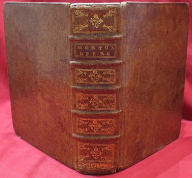 Richardi MORTON, M.D. et Reg. Collegij. Med. London. Soc. Atque Censoris. Opera Medica, Editio Novissima, in qua praeter tractatus varios, Prioribus ...