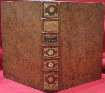 Histoire de l'Académie Royale des Sciences, année M. DCCXLIX (1749), Avec Les Mémoires de Mathématique & de Physique pour la même Année, Tirés des Registres de cette Académie. Observations du thermomètre, faites pendant les grands froids de la Sibérie, par M. DELISLE - Recherches de Statique & de Dynamique, où l'on donne un nouveau principe général pour le considération des corps animés par des forces variables, suivant une loi quelconque, par M. le Marquis de COURTIVRON - Expériences de l'Electricité appliquée à des Paralytiques, par Mrs MORAND & NOLLET - Elémens de la théorie du Soleil sur la fin du quinzième siècle, déterminés par les observations de Walthérus, par M. l'Abbé DE LA CAILLE, Article I. De la hauteur du Pole à Nuremberg, & de l'obliquité de l'Ecliptique au temps des observations de Walthérus, Article II. Recherche du lieu de l'apogée du Soleil, au temps des observations de Walthérus,  Article III. Recherche du mouvement de l'apogée du Soleil, Article IV. Recherche de la grandeur de l'année solaire moyenne, Article V. Recherche de l'époque du moyen mouvement du Soleil au commencement de l'année 1500 - Article VI. Recherche de la plus grande équation du Soleil, & par conséquent de l'exentricité de son orbite - Mémoire sur l'Electricité, contenant la description d'un Electromètre, ou d'un instrument servant à mesurer la force électrique, par M. le Chevalier d'Arcy - Second Mémoire sur les Réfractions astronomiques, observées dans la Zone torride ; avec diverses remarques sur la manière d'en construire les tables, par M. BOUGUER, Article I. Réfractions astronomiques, observées en bas au niveau de la Mer, & en haut dans la Cordelière, Article II. Examen des hypothèses propres à représenter dans la Zone Torride les réfractions astronomiques pour le niveau de la mer,  pour les lieux diversement élevés au dessus, Article III. Remarques & Observations sur les variations que reçoivent les Réfractions astronomiques par les différentes affections de l'atmosphère - Histoire des maladies Epidémiques de 1749, observées à Paris, en même que les différentes températures de l'air, par M. MALOUIN - Construction d'un nouveau Tour à filer la soie des cocons, par M. DE VAUCANSON -  Recherches sur les usages du grand nombre de dents du Canis Carcharias, par M. HERISSANT - Description de deux espèces de nids singuliers faits par des Chenilles, par M. GUETTARD - Observation de l'éclipse de Lune du 23 décembre 1749, par Mrs CASSINI DE THURY & MARALDI - Observations sur les pernicieux effets d'une espèce de Champignons, appelée par les Botanistes, Fungus mediae magnitudinis totus albus, Vaillant N° 17, page 63, par M. LE MONNIER, Médecin - Observations Botanico-Météorologiques faites au château de Denainvilliers proche Pluviers en Gâtinois pendant l'année 1748, par M. DU HAMEL - Mémoire sur une nouvelle espèce de Teinture bleue, dans laquelle il n'entre ni Pastel, ni Indigo, par M. MACQUER - Second Mémoire sur la transpiration insensible des Plantes, par M. GUETTARD - Occultations de quelques Etoiles par la Lune, observées pendant l'année 1749, par M. LE MONNIER le fils - Observations de l'éclipse de Lune du 23 décembre 1749, par M. LE MONNIER le fils - Observation de l'éclipse de Lune du 23 décembre 1749, faite à Paris dans l'hôtel de Clugny, par M. DE L'ISLE - Cinquième Mémoire sur les glandes des Plantes, & le quatrième usage que l'on peut faire de ces parties dans l'établissement des genres des Plantes, par M. GUETTARD - Observation de l'éclipse de Lune du 23 décembre 1749, faite à l'Observatoire royal de Paris, par M. DE FOUCHY - Phases observées en Ecosse avant & après le milieu de l'éclipse du Soleil, le 25 juillet 1748, au Château d'Aberdour, par M. LE MONNIER? le fils - Observations anatomiques pour l'histoire du Foetus, par M. DE LA SONE - Sixième Mémoire sur les glandes des Plantes & le cinquième sur l'usage que l'on en peut faire dans l'établissement des genres des Plantes, par M. GUETTARD - Expériences & Observations faites en différens endroits de l'Italie par M. l'Abbé NOLLET, Article I. Electricité, Article II. Vaisseau de verre qui paroît s'être rempli d'eau par ses pores, Article III. Botanique & Agriculture, Article IV. Maçonnerie & Architecture, V. Observations météorologiques, & sur la température de certains lieux - Sur la Structure des Viscères nommés glanduleux, & particulièrement sur celle des reins & du foie, par M. FERREIN - Instruction sur les moyens de vérifier les principaux faits rapportés dans de Mémoire - Réflexions sur le principe de la moindre action de M. de Maupertuis, par M. le Chevalier d'Arcy - Observations météorologiques, faites à l'Observatoire royal pendant l'année 1749, par M. DE FOUCHY - Mémoire sur la cause des mouvemens du cerveau qui paroissent dans l'homme & dans les animaux trépanés, par M. DE LA MURE, de la Société Royale de Montpellier.