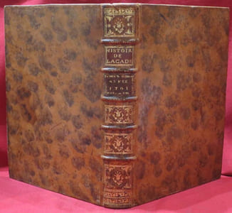 Histoire de l'Académie Royale des Sciences, Année MDCCI (1701), Avec les Mémoires de Mathématique & de Physique, pour le même année. Tirés des Registres de cette Académie. Seconde Edition, revûe, corrigée & augmentée. Table pour les Mémoires : Nouveau Phosphore, par M. BERNOULLI - Observations sur l'eau de pluye qui est tombée à l'Observatoire Royal pendant tout l'année 1700 avec quelques Remarques sur le Thermomètre & le Barometre, par M. DE LA HIRE - Observations Analytiques de la Coloquinte, par M. BOULDUC - La Quadrature absolue d'une infinité de portions moyennes, tant de la Lunule d'Hippocrate de Chio, que d'une autre nouvelle espece, par M. LE MARQUIS DE L'HÔPITAL - Autre Regle generale des Forces Centrales, avec une maniere d'en déduire & d'en trouver une infinité d'autres à la fois, dépendemment & l'année derniere 1700, par M. DE LA HIRE - Remarques sur le Rafinage de l'Argent par M. HOMBERG - Remarques sur l'Eclipse de Lune arrivée le 22 février 1701 par M. DE LA HIRE - Observation d'Aldebaram caché par la Lune, à Marseille le 26 février 1701 au soir - Remarques sur une Comete observée à Pékin le mois de février de l'année 1699, par le PERE DE FONTENAY, de la Compagnie de Jesus - Comparaison des Observations de la Comete de 1699 faites à la Chine par R.P. Fontenay, rapportées à l'Académie par le R.P. Gouye le 12 mars 1701 avec celle qui furent faites à l'Observatoire Royal de Paris, par Mrs CASSINI & MARALDI - Description des quatre Etoiles proche du Cercle Polaire, avec lesquelles on commença de voir cette Comete à Paris - Observation de la conjonction de la Lune avec l'oeil de Taureau Aldebaram, le 19 août 1699, par M. CASSINI - Observations des Passages de la Lune & de l'oeil austral du Taureau par le Meridien, le 18 & 19 aoust 1699 - Observations d'Aldebaram joint à la Lune, faites à Marseille & à Bologne, rapportées à notre figure - Observation de l'Eclipse de Lune, du 22 février 1701 - Comparaison des Phases principales de l'Eclipse de Lune du 22 fevrier de cette année 1701, observées en diverses villes d'Europe, rapportées à l'Académie le 25 juin par M. CASSINI - Eclipsis Lunae, Anno 1701, die 22 & 27, februarii vespere & mane observata Berolini, à Godsido Kirchio - Lunae Eclipsis partialis Norimbergae observata, anno 1701 die 22 februarii à J.P. Wulzerbaur - Taches dans le Soleil observées le 29 mars 1701 par Mrs CASSINI & MERALDI à Montpellier, envoyé à M. l'Abbé Bignon et rapporté à l'Académie le 9 avril - Comparaison de diverses Observations de l'Eclipse du Soleil du 23 septembre 1699 faites en diverses villes d'Europe - Différences des Longitudes de plusieurs villes de France, tirées des des Observations des Eclipses du Soleil du 12 Juillet 1684 - Observation sur un Foetus humain monstrueux, par M. LITTRE - Observations sur quelques effets des Fermentations, par M. HOMBERG - Methodes generales pour trouver la différence en Déclinaison & Ascension droite de deux Astres qui sont peu éloignés l'un de l'autre, en se servant du Micrometre oridinaire par M. DE LA HIRE - Observations analytiques du Jalap, par M. BOULDUC - Observations sur les Ovaires & les Trompes d'une femme, & sur une Foetus trouvé dans l'un de ses Ovaires, par M. LITTRE - Observations sur les Analyses des Plantes, par M. HOMBERG - Construction & Usage d'un nouveau Réticule pour les observations des Eclipses du Soleil & de la Lune, & pour servir de Micrometre, par M. DE LA HIRE - Remarques sur la nature de la Gomme-gutte, & ses différentes Analyses, par M. BOULDUC - Lettre à M. Bernouilli Professeur à Groningue, touchant son nouveau Phosphor - Observations d'Anatomie & de Chirurgie sur plusieurs especes d'Hydropisie, par M. DU VERNEY le jeun - Methode pour la rectification des lignes courbes par les Tangentes, par M. CARRE' - Rectification de la Cicloïde, par M. CARRE' - Remarques sur la mesure & sur la pesanteur de l'Eau, par M. DE LA HIRE - De la Méridienne de l'Observatoire Royal prolongée jusqu'aux Pyrénées, par M. CASSINI - Observations Anatomiques sur les Ovaires de Vaches & de Brebis, par M. DU VERNEY le jeune - Observations sur les effets de l'Ypecacuana, par M. BOULDUC - Projet d'un systême touchant les passages de la Boisson & des Urines, par M. MORIN - Dissertation sur une plante nomée dans le Bresil, Yquetaya, laquelle sert de correctif au Séné, & sur la préférence que nous devons donner au Plantes de notre Pays, par-dessus les Plantes étrangeres, par M. MARCHANT - Observations sur une Comete, faites à Pau le 28 et le 31 d'Octobre, par P. Pallu de la Compagnie de Jesus, & rapportées à l'Académie par M. DE LA HIRE - Observations sur les Sels volatils des Plantes, par M. HOMBERG - Memoire sur la circulation du sang des Poissons qui ont des ouies, & sur leur respiration, par M. DU VERNEY l'aîné - Second memoire sur la fécondité des Plantes. Conjectures sur ce sujet par M. DODART - Construction d'un Nouvel Astrolabe universel, par M. DE LA HIRE - Des taches observées dans le Soleil au mois de Novembre de l'année 1700 au mois de May, à la fin d'Octobre, & au mois de Novembre de cette année 1701 par M. CASSINI le fils - Solution du Problême proposé aux Géometres dans les Mémoires de Trévoux, des mois de septembre & octobre 1701, par M. CARRE - Observations sur les Hernies, par M. MERY - Effay d'une Methode pour trouver les Rayons des Developpées, des Tangentes, des Quadratures, & les Rectifications de plusieurs Courbes, sans y supporter aucune grandeur infiniment petite, par M. DE TSCHIRNAUSEN - Observations sur le corps d'une femme grosse de huit mois de son premier enfant, morte subitement d'une chute, par M. LITTRE - Observation de l'Eclipse de l'Etoile Adebaram ou Oeil du Taureau par la Lune, à l'Observatoire le 13 septembre au matin 1701 par M. DE LA HIRE - Systême general des Intervalles des Sons, & son application à tous les Systêmes & à tous les Instruments de Musique, par M. SAUVEUR - I. Du Rapport des Sons, & des Intervalles. II.et III. Explication de la premiere partie des Tables du Systême general des Intervalles, & des Rapports des Sons. IV. Division et Usage de l'Echometre general. V. Application du Systême & de l'Echometre general à tous les Systêmes de Musique. VI. Application du Systême & de l'Echometre general aux Voix et aux Instrumens de Musique. VII. Applicatiobn du Systême general au Plainchant. VIII. Application du Systême general à la Musique. IX. Des Sons harmoniques. X. Application du Systême general à la Trompette marine, au Cor de Chasse, & aux grands Instumens à vent. XI. Des Intervalles réciproques des Sons d'un Systême & d'un Instrument de Musique. XII. Maniere de trouver le Son fixe. Addition à la Section VI. De la Correction Gregorienne des mois lunaires Ecclésiastiques par M. CASSINI.