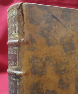 Histoire de l'Académie Royale des Sciences, Année MDCCI (1701), Avec les Mémoires de Mathématique & de Physique, pour le même année. Tirés des Registres de cette Académie. Seconde Edition, revûe, corrigée & augmentée. Table pour les Mémoires : Nouveau Phosphore, par M. BERNOULLI - Observations sur l'eau de pluye qui est tombée à l'Observatoire Royal pendant tout l'année 1700 avec quelques Remarques sur le Thermomètre & le Barometre, par M. DE LA HIRE - Observations Analytiques de la Coloquinte, par M. BOULDUC - La Quadrature absolue d'une infinité de portions moyennes, tant de la Lunule d'Hippocrate de Chio, que d'une autre nouvelle espece, par M. LE MARQUIS DE L'HÔPITAL - Autre Regle generale des Forces Centrales, avec une maniere d'en déduire & d'en trouver une infinité d'autres à la fois, dépendemment & l'année derniere 1700, par M. DE LA HIRE - Remarques sur le Rafinage de l'Argent par M. HOMBERG - Remarques sur l'Eclipse de Lune arrivée le 22 février 1701 par M. DE LA HIRE - Observation d'Aldebaram caché par la Lune, à Marseille le 26 février 1701 au soir - Remarques sur une Comete observée à Pékin le mois de février de l'année 1699, par le PERE DE FONTENAY, de la Compagnie de Jesus - Comparaison des Observations de la Comete de 1699 faites à la Chine par R.P. Fontenay, rapportées à l'Académie par le R.P. Gouye le 12 mars 1701 avec celle qui furent faites à l'Observatoire Royal de Paris, par Mrs CASSINI & MARALDI - Description des quatre Etoiles proche du Cercle Polaire, avec lesquelles on commença de voir cette Comete à Paris - Observation de la conjonction de la Lune avec l'oeil de Taureau Aldebaram, le 19 août 1699, par M. CASSINI - Observations des Passages de la Lune & de l'oeil austral du Taureau par le Meridien, le 18 & 19 aoust 1699 - Observations d'Aldebaram joint à la Lune, faites à Marseille & à Bologne, rapportées à notre figure - Observation de l'Eclipse de Lune, du 22 février 1701 - Comparaison des Phases principales de l'Eclipse de Lune du 22 fevrier de cette année 1701, observées en diverses villes d'Europe, rapportées à l'Académie le 25 juin par M. CASSINI - Eclipsis Lunae, Anno 1701, die 22 & 27, februarii vespere & mane observata Berolini, à Godsido Kirchio - Lunae Eclipsis partialis Norimbergae observata, anno 1701 die 22 februarii à J.P. Wulzerbaur - Taches dans le Soleil observées le 29 mars 1701 par Mrs CASSINI & MERALDI à Montpellier, envoyé à M. l'Abbé Bignon et rapporté à l'Académie le 9 avril - Comparaison de diverses Observations de l'Eclipse du Soleil du 23 septembre 1699 faites en diverses villes d'Europe - Différences des Longitudes de plusieurs villes de France, tirées des des Observations des Eclipses du Soleil du 12 Juillet 1684 - Observation sur un Foetus humain monstrueux, par M. LITTRE - Observations sur quelques effets des Fermentations, par M. HOMBERG - Methodes generales pour trouver la différence en Déclinaison & Ascension droite de deux Astres qui sont peu éloignés l'un de l'autre, en se servant du Micrometre oridinaire par M. DE LA HIRE - Observations analytiques du Jalap, par M. BOULDUC - Observations sur les Ovaires & les Trompes d'une femme, & sur une Foetus trouvé dans l'un de ses Ovaires, par M. LITTRE - Observations sur les Analyses des Plantes, par M. HOMBERG - Construction & Usage d'un nouveau Réticule pour les observations des Eclipses du Soleil & de la Lune, & pour servir de Micrometre, par M. DE LA HIRE - Remarques sur la nature de la Gomme-gutte, & ses différentes Analyses, par M. BOULDUC - Lettre à M. Bernouilli Professeur à Groningue, touchant son nouveau Phosphor - Observations d'Anatomie & de Chirurgie sur plusieurs especes d'Hydropisie, par M. DU VERNEY le jeun - Methode pour la rectification des lignes courbes par les Tangentes, par M. CARRE' - Rectification de la Cicloïde, par M. CARRE' - Remarques sur la mesure & sur la pesanteur de l'Eau, par M. DE LA HIRE - De la Méridienne de l'Observatoire Royal prolongée jusqu'aux Pyrénées, par M. CASSINI - Observations Anatomiques sur les Ovaires de Vaches & de Brebis, par M. DU VERNEY le jeune - Observations sur les effets de l'Ypecacuana, par M. BOULDUC - Projet d'un systême touchant les passages de la Boisson & des Urines, par M. MORIN - Dissertation sur une plante nomée dans le Bresil, Yquetaya, laquelle sert de correctif au Séné, & sur la préférence que nous devons donner au Plantes de notre Pays, par-dessus les Plantes étrangeres, par M. MARCHANT - Observations sur une Comete, faites à Pau le 28 et le 31 d'Octobre, par P. Pallu de la Compagnie de Jesus, & rapportées à l'Académie par M. DE LA HIRE - Observations sur les Sels volatils des Plantes, par M. HOMBERG - Memoire sur la circulation du sang des Poissons qui ont des ouies, & sur leur respiration, par M. DU VERNEY l'aîné - Second memoire sur la fécondité des Plantes. Conjectures sur ce sujet par M. DODART - Construction d'un Nouvel Astrolabe universel, par M. DE LA HIRE - Des taches observées dans le Soleil au mois de Novembre de l'année 1700 au mois de May, à la fin d'Octobre, & au mois de Novembre de cette année 1701 par M. CASSINI le fils - Solution du Problême proposé aux Géometres dans les Mémoires de Trévoux, des mois de septembre & octobre 1701, par M. CARRE - Observations sur les Hernies, par M. MERY - Effay d'une Methode pour trouver les Rayons des Developpées, des Tangentes, des Quadratures, & les Rectifications de plusieurs Courbes, sans y supporter aucune grandeur infiniment petite, par M. DE TSCHIRNAUSEN - Observations sur le corps d'une femme grosse de huit mois de son premier enfant, morte subitement d'une chute, par M. LITTRE - Observation de l'Eclipse de l'Etoile Adebaram ou Oeil du Taureau par la Lune, à l'Observatoire le 13 septembre au matin 1701 par M. DE LA HIRE - Systême general des Intervalles des Sons, & son application à tous les Systêmes & à tous les Instruments de Musique, par M. SAUVEUR - I. Du Rapport des Sons, & des Intervalles. II.et III. Explication de la premiere partie des Tables du Systême general des Intervalles, & des Rapports des Sons. IV. Division et Usage de l'Echometre general. V. Application du Systême & de l'Echometre general à tous les Systêmes de Musique. VI. Application du Systême & de l'Echometre general aux Voix et aux Instrumens de Musique. VII. Applicatiobn du Systême general au Plainchant. VIII. Application du Systême general à la Musique. IX. Des Sons harmoniques. X. Application du Systême general à la Trompette marine, au Cor de Chasse, & aux grands Instumens à vent. XI. Des Intervalles réciproques des Sons d'un Systême & d'un Instrument de Musique. XII. Maniere de trouver le Son fixe. Addition à la Section VI. De la Correction Gregorienne des mois lunaires Ecclésiastiques par M. CASSINI.