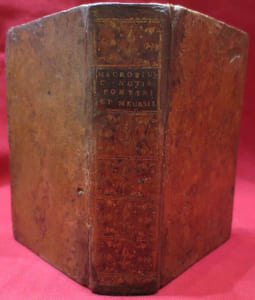 Aur. Theodosii MACROBI V.CL. & inlustris Opera. Ioh. Isacius Pontanus recensuit : & Saturnaliorum libros MS. ope auxit, ordinauit & Castigationes sive Notas adiccit. Ad amplissimum virum, Arnoldum Witfeldium Regni Daniae Cancellarium. Contenta hoc libro pagina sequenti : quibus accedunt I. Mevrsi breviores Notae.
