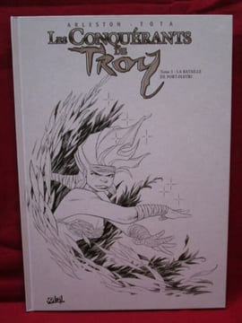 Les Conquérants de Troy, tome 3, La bataille de Port-Fleuri (tirage Noir & Blanc, dédicacé).. ARLESTON Christophe / TOTA Ciro