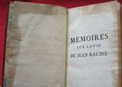 Mémoires sur la vie de Jean Racine, Tome I, Comprend : Discours prononcé à l'Académie française à la réception de M. l'abbé Colbert, le 30 octobre 1678. Plan du 1er acte d'Iphigénie en Tauride. Extrait du traité de Lucien intitulé : "Comment il faut écrire l'histoire" ; Fragments historiques, Réflexions sur l'Écriture sainte, Hymnes du Bréviaire romain, Discours prononcé à la tête du clergé par M. l'abbé Colbert, Relation de ce qui s'est passé au siège de Namur ; Recueil des lettres de Jean Racine,. - Tome II, comprend :  Recueil de Lettres de Jean RACINE, (2 volumes).