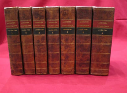 Le point du jour, Nouveau journal des Etats-Généraux ou Résultat de ce qui s'est passé la veille à l'Assemblée Nationale, numéros 1 à 414. (7 volumes). [Ont été reliés avec 26 numéros du Journal des débats et des décrets].