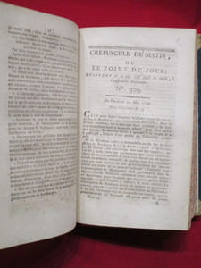 Le point du jour, Nouveau journal des Etats-Généraux ou Résultat de ce qui s'est passé la veille à l'Assemblée Nationale, numéros 1 à 414. (7 volumes). [Ont été reliés avec 26 numéros du Journal des débats et des décrets].
