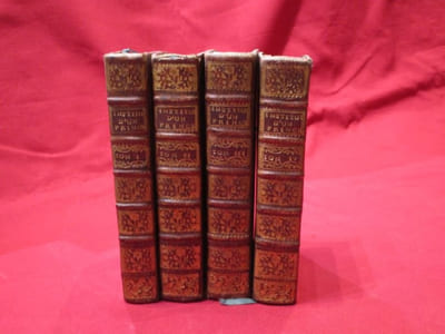 Institution d'un prince, ou traité des qualitez (qualités) des vertus et des devoirs d'un souverain. (4 volumes)