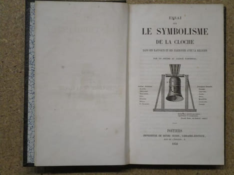 Essai sur LE SYMBOLISME DE LA CLOCHE dans ses rapports et ses harmonies avec la religion, par un prêtre du clergé paroissial.. undefined