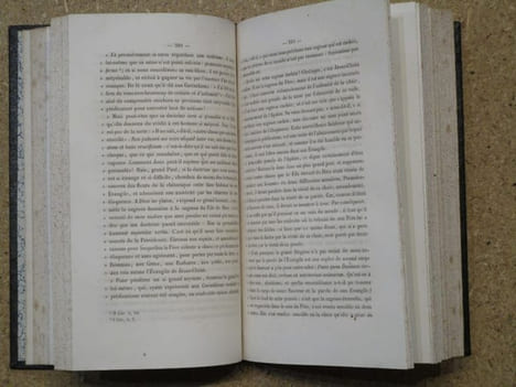 Essai sur LE SYMBOLISME DE LA CLOCHE dans ses rapports et ses harmonies avec la religion, par un prêtre du clergé paroissial.. undefined