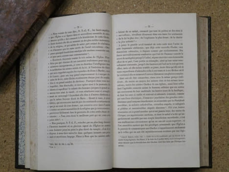Essai sur LE SYMBOLISME DE LA CLOCHE dans ses rapports et ses harmonies avec la religion, par un prêtre du clergé paroissial.. undefined