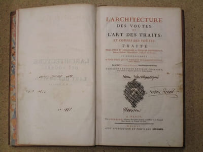 L'ARCHITECTURE DES VOÛTES ou L'ART DES TRAITS, et coupes des voûtes. Traité très-utile et nécessaire à tous les architectes, maîtres massons, appareilleurs, tailleurs de pierre, et généralement à tous ceux qui se meslent de l'architecture, même militaire.