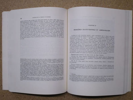 Les fouilles de la MAISON AU DAUPHIN : recherches sur la romanisation de Vaison-la-Romaine : textes et planches, dépliants (2 volumes).. GOUDINEAU ...