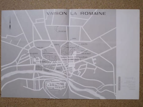 Les fouilles de la MAISON AU DAUPHIN : recherches sur la romanisation de Vaison-la-Romaine : textes et planches, dépliants (2 volumes).. GOUDINEAU ...