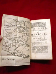 Histoire de Conqueste (Conquête) du Mexique, ou De la Nouvelle Espagne, par Fernand CORTEZ, Traduite de l'Espagnol de Dom Antoine de SOLIS, par l'Auteur du Triumvirat. (2 volumes).
