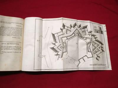 Élémens (Éléments) de fortification, de l'attaque et de la défense des places; contenant les systêmes des Auteurs les plus célèbres, neuf Systêmes de l'Auteur, l'analyse & la comparaison de tous ces Systêmes;  [...]