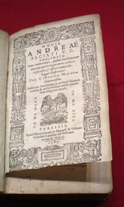 Omnia Andreae Alciati V. C. Emblemata : cum commentariis, quibus Emblematum omnium aperta origine [...] Per Claudium Minoem divionensem.