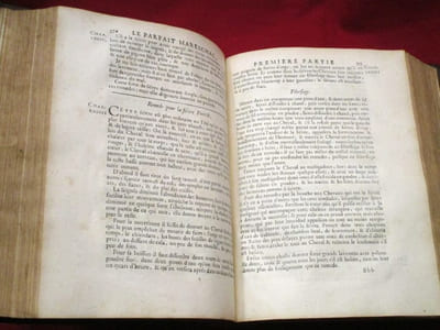 Le parfait mareschal (maréchal) qui enseigne a connoistre (connaitre) la beauté, la bonté & les defauts des chevaux. Les signes & les causes des maladies : les moyens de les prevenir, leur guerison, & le bon ou mauvais usage de la purgation & de la Saignée. La manière de les conserver dans les voyages, de les nourrir, & de les panser selon l'ordre. La Ferrure sur les desseins, des Fers, qui retabliront les méchans Pieds, & conserveront les bons. Ensemble Un TraiTté du Haras pour elever de beaux et bons poulains, & les Preceptes pour emboucher les Chevaux : avec des Figures necessaires. 
