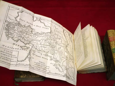 [Ensemble de trois séries historiques, histoire antique] De la maniere d'enseigner et d'étudier les belles-lettres, par rapport à l'esprit & au coeur. / Histoire romaine, depuis la fondation de Rome jusqu'a la bataille d'Actium / Histoire ancienne des Égyptiens, des Carthaginois, des Assyriens, Des babyloniens, Des mèdes et des Perses, des Macédoniens, et des Grecs. (33 volumes)