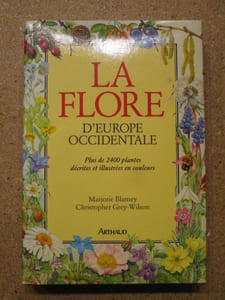 LA FLORE d'Europe occidentale : plus de 2400 planches décrites et illustrées en couleurs.