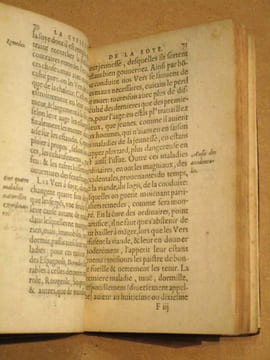 La cueillette de la soye (soie), par la nourriture des Vers qui la font. Échantillon du Théâtre d'Agriculture d'Olivier de Serres seigneur du Pradel.. ...