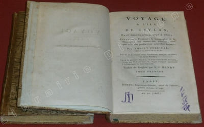 Voyage à l'Île de Ceylan, fait dans les années 1797 à 1800 ; Contenant l'Histoire, la Géographie et la Description des moeurs des habitans, ainsi que celle des productions naturelles du pays, par Robert Percival, Suivi de la relation d'une Ambassade envoyée, en 1800, au roi de Candy ; orné de plusieurs planches, et d'une carte de l'île de Ceylan, dressée par M. Arrowsmith, d'après l'original appartenant à la Compagnie de Indes Orientales (2 volumes).