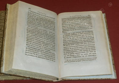 Voyage à l'Île de Ceylan, fait dans les années 1797 à 1800 ; Contenant l'Histoire, la Géographie et la Description des moeurs des habitans, ainsi que celle des productions naturelles du pays, par Robert Percival, Suivi de la relation d'une Ambassade envoyée, en 1800, au roi de Candy ; orné de plusieurs planches, et d'une carte de l'île de Ceylan, dressée par M. Arrowsmith, d'après l'original appartenant à la Compagnie de Indes Orientales (2 volumes).