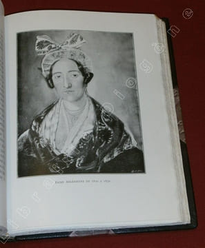 Le Costume en Provence. Avec un sonnet de Frédéric Mistral.. CHARLES-ROUX, Jules
