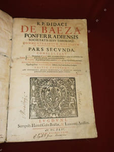 R.P. Didaci DE BAEZA ponferradiensis societatis Iesu : COMMENTARIUM MORALIUM IN EVANGELICAM HISTORIAM. Pars Prima, Completens, Tomos I. De D. Iosephi, B. Mariae, & Christi Domini magnalÿs : De Eucharistia, de Spiritu sancto, & de B. Trinitate. II. De vocationibus, & conversionibus à IESU Domino peractis ; insuper de omnibus illius miraculis, & nobilioribus prophetis adimpletis. Pars Secunda completens, Tomos : III. De prophetÿs à IESU dictis, & nondum adimpletis ; insuper de nobilioribus eius sermonibus, & in illis, apertioribus similitudinibus. IV. & vlt. De parabolis, & historÿs adductis à IESU, & eius disputationibus, cum varÿs. Addita conciones verpertinas Dominicarum. Quadragesimae Antichrist historia, sex Concionibus elucidata. Editio Postrema. Ab innumeris, quibus praecedentes, scatent, mendis, quam accuratissime, secundum mentem Authoris vindicata: 
