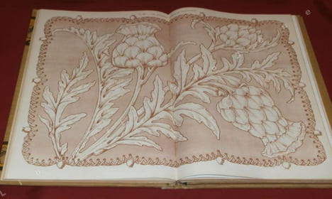 L'Artisan Pratique. Art Décoratif. Cuir et Métaux repoussés. Pyrogravure. Pyrosculpture. Tarso. Kerbchnitt. Corne et bois sculptés. Marqueterie. ...