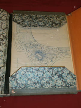L'Artisan Pratique. Art Décoratif. Cuir et Métaux repoussés. Pyrogravure. Pyrosculpture. Tarso. Kerbchnitt. Corne et bois sculptés. Marqueterie. ...